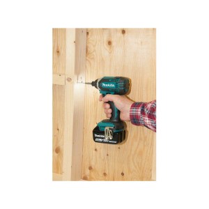 avvitatore-makita-dtd152-lavoro2